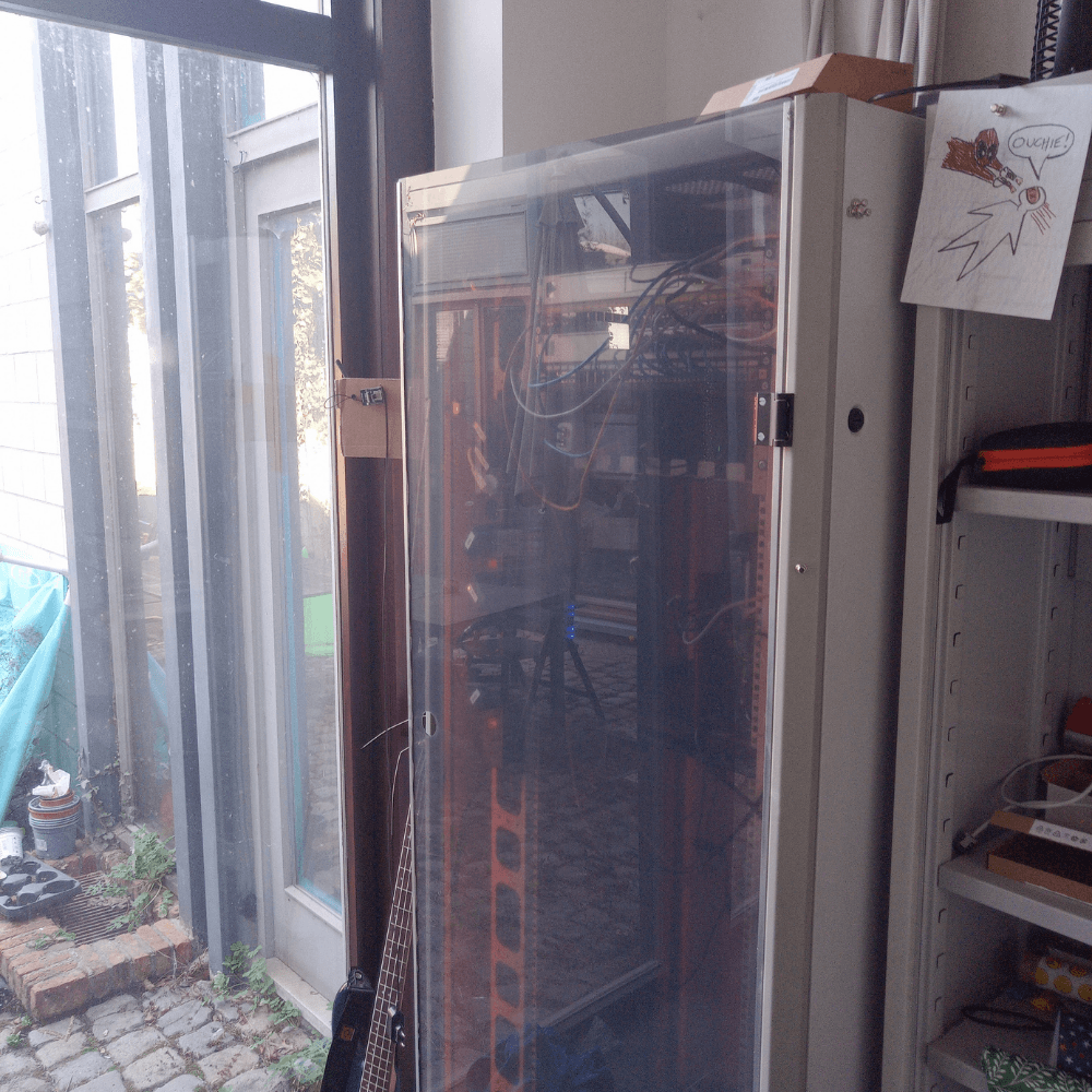 Een doorzichtige deur van plexiglas