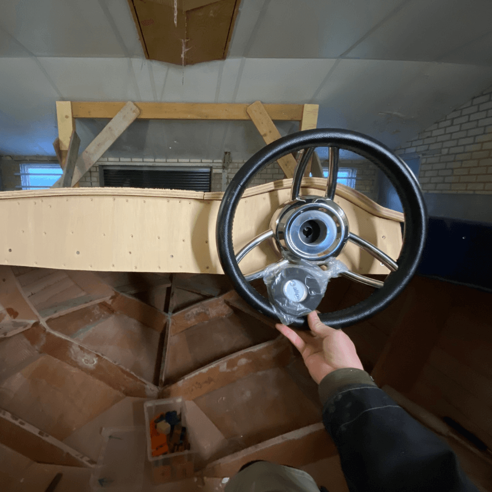 Een boot van hout en polycarbonaat