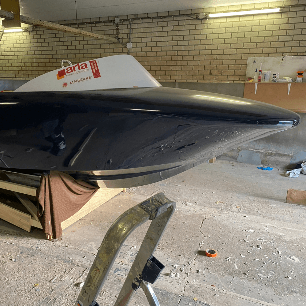 Een boot van hout en polycarbonaat