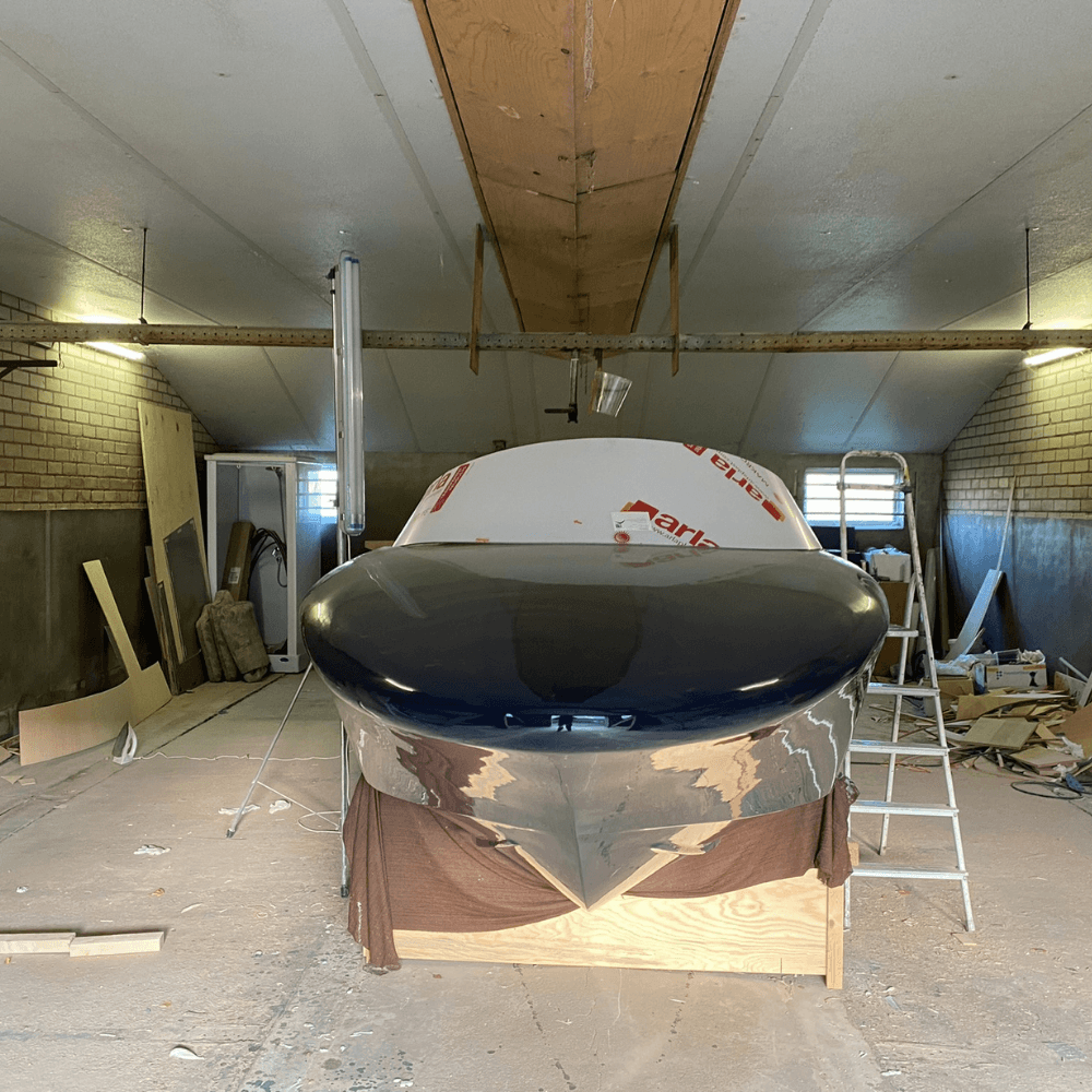 Een boot van hout en polycarbonaat