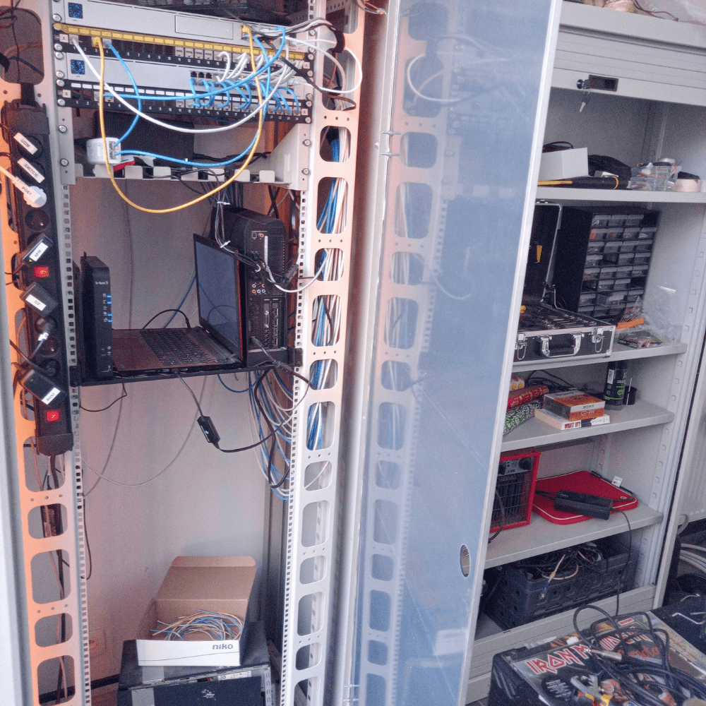 Een doorzichtige deur van plexiglas