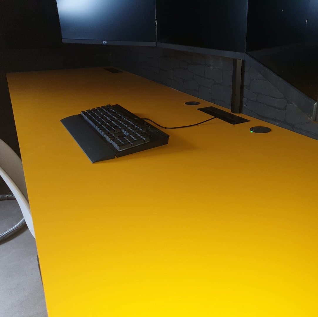 Zelfgemaakt bureau van HPL plaat