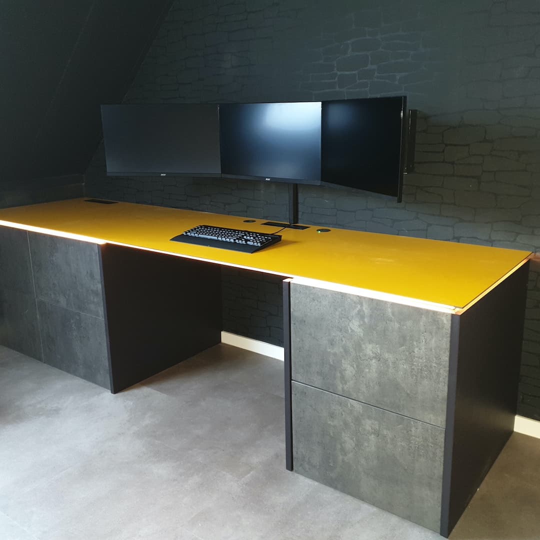 Zelfgemaakt bureau van HPL plaat