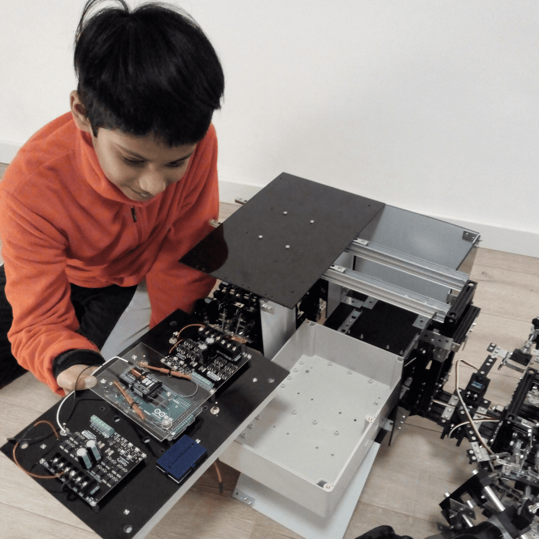 Robot auto met plexiglas batterij behuizing