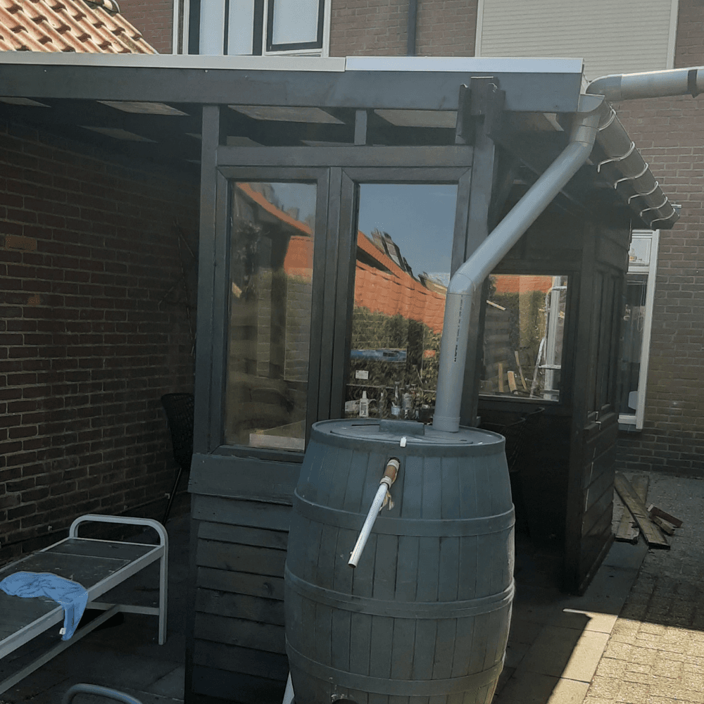 Een nieuw schuur raam van plexiglas