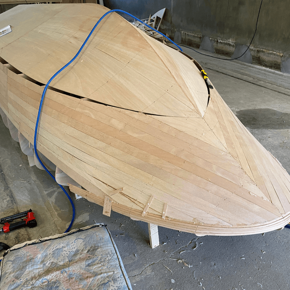 Een boot van hout en polycarbonaat