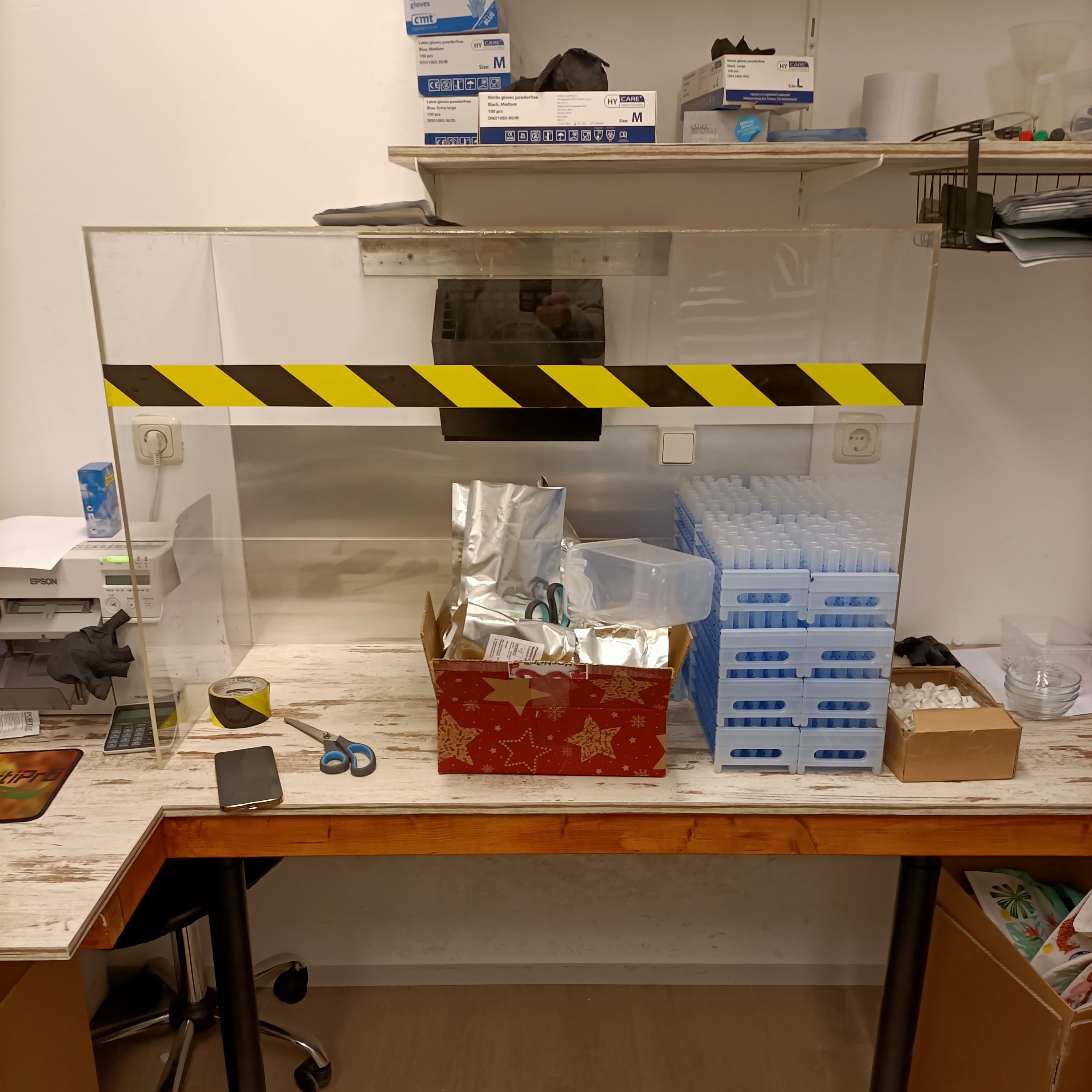 Afzuigbox van plexiglas voor labratorium 1.1