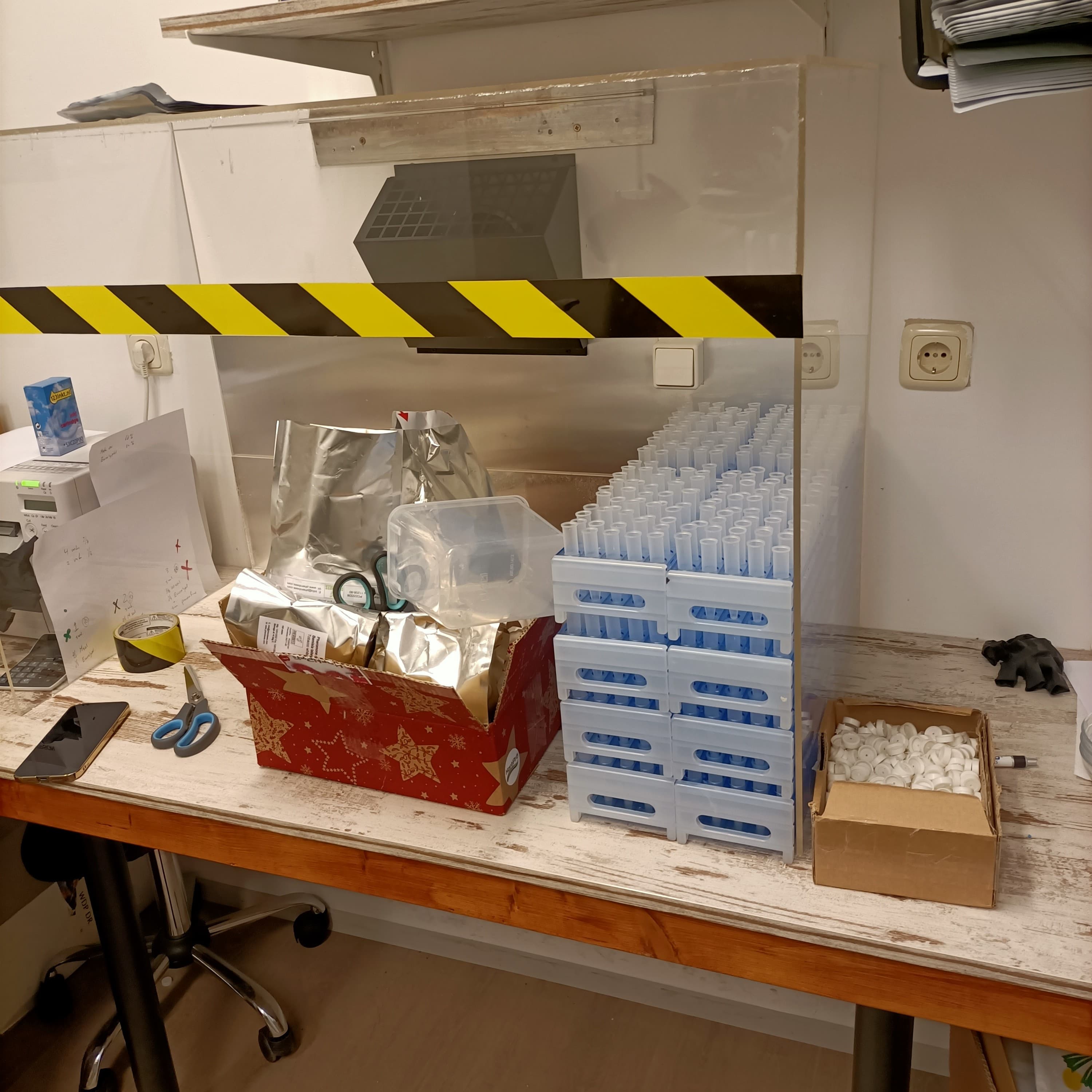 Afzuigbox van plexiglas voor labratorium 1.2