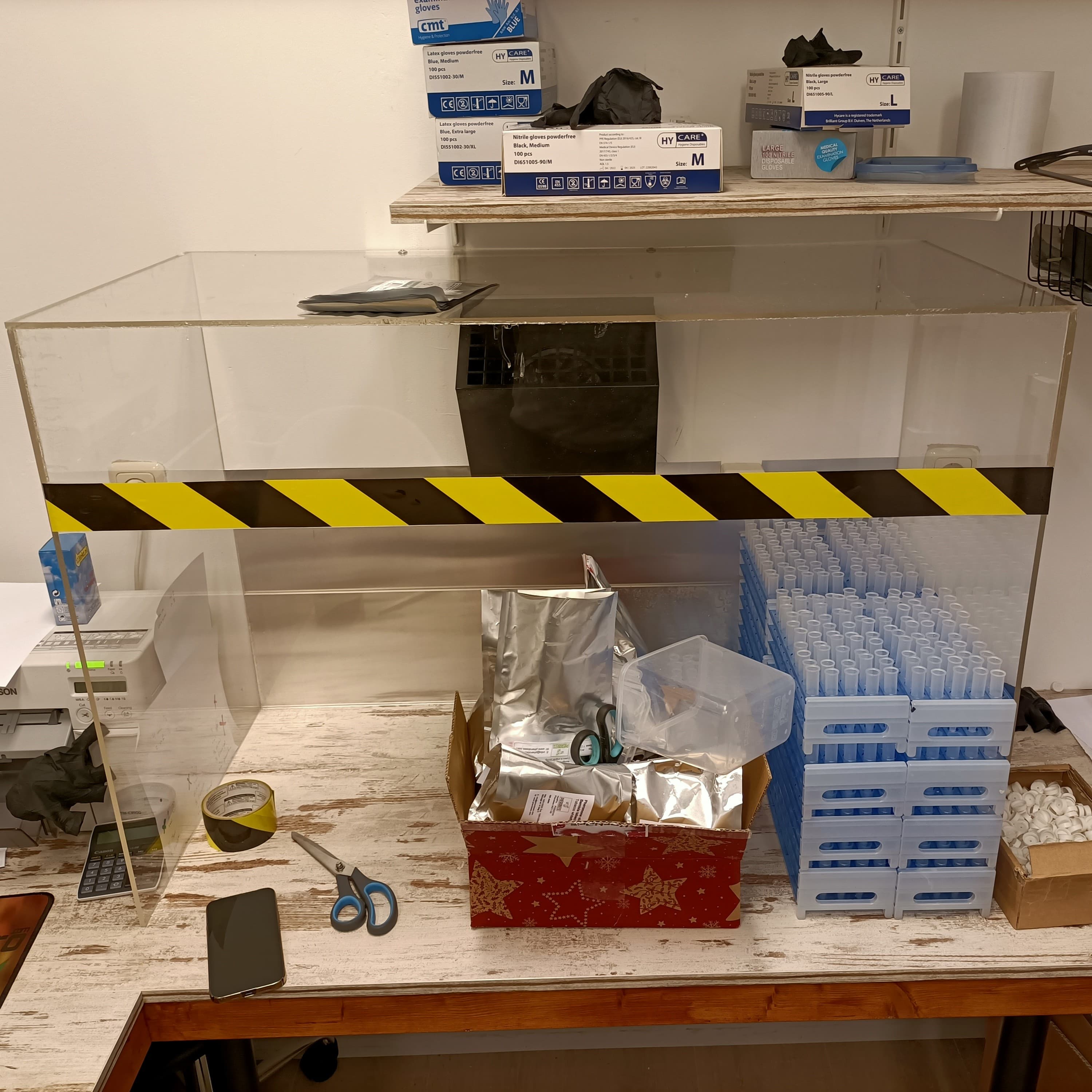 Afzuigbox van plexiglas voor labratorium 1.3