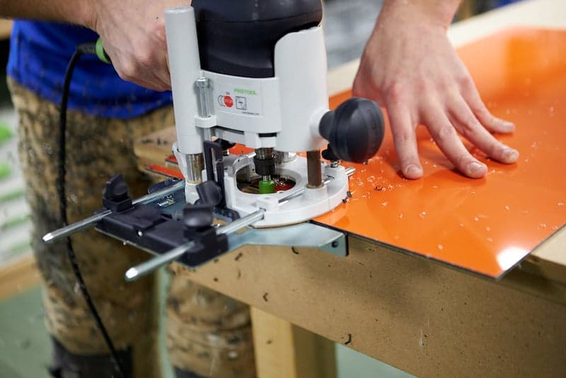 Alupanel frezen van dichtbij