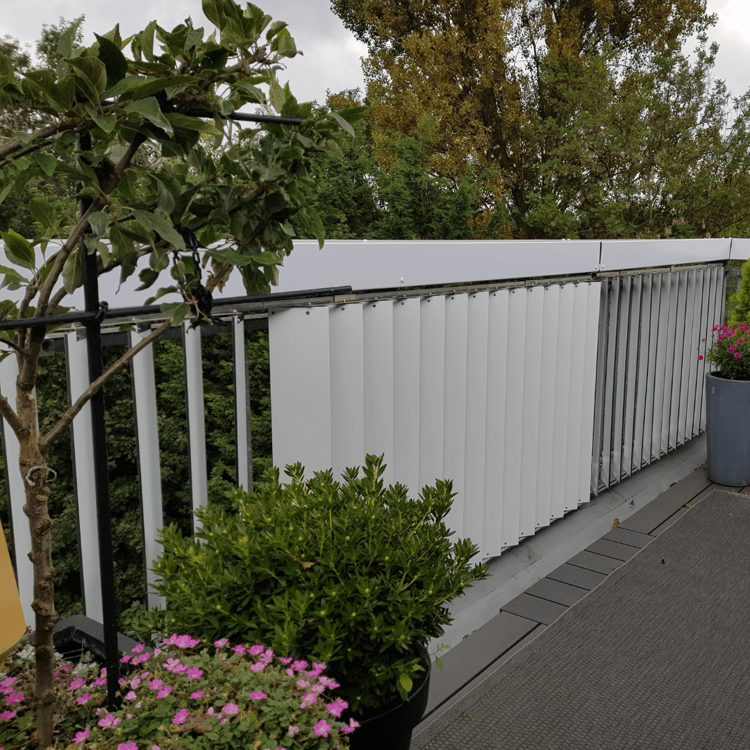 Alupanel shutters voor op balkon rechts
