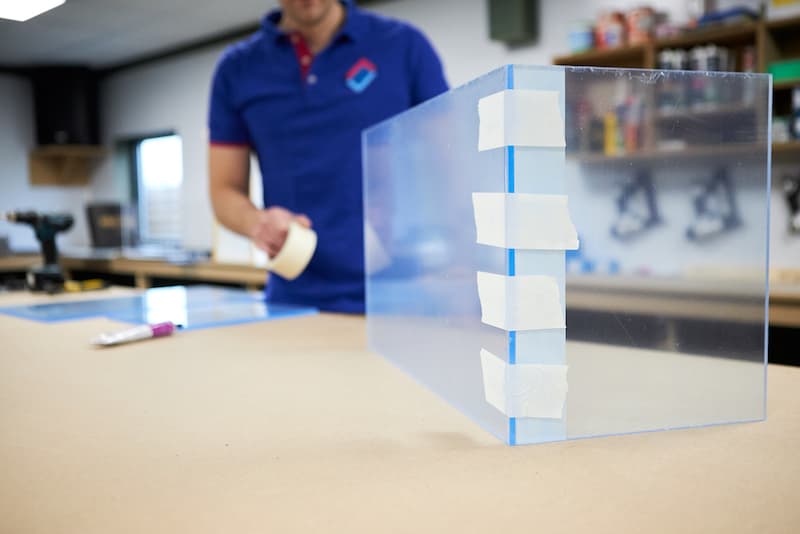 Aquarium-maken-plexiglasplaten-in-positie (1)