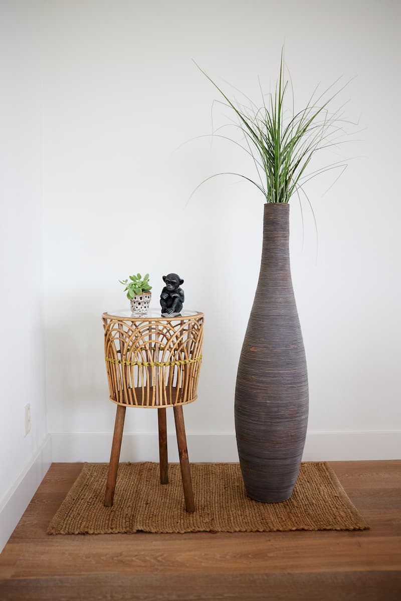 Bijzettafel maken van plexiglas cirkel transparant en plantenstandaard rotan