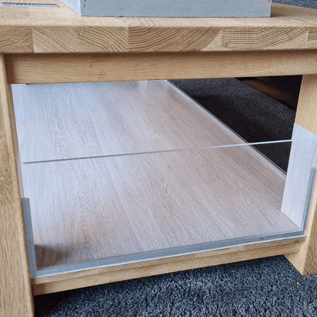 Caviakooi van plexiglas en salontafel
