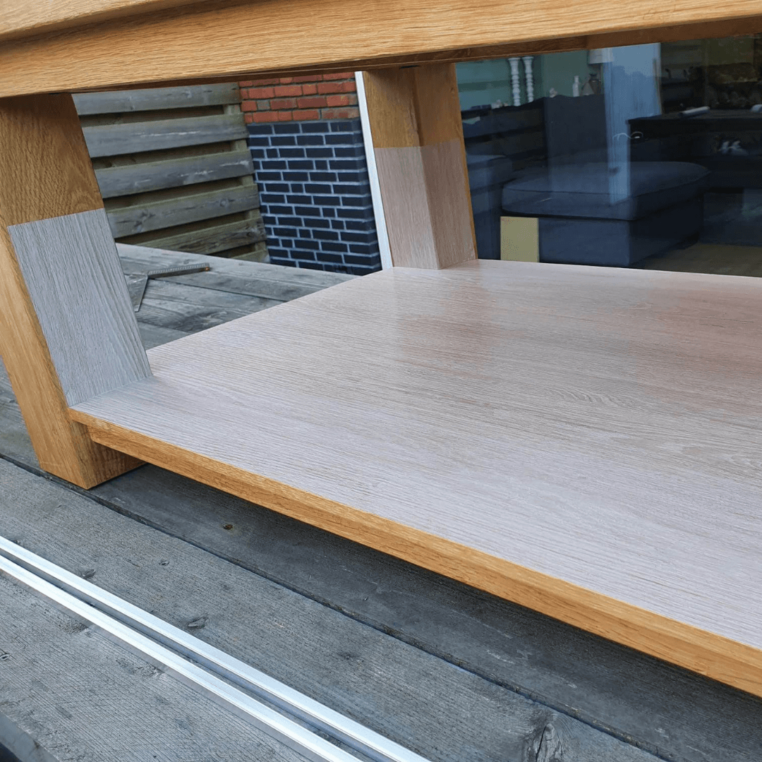 Caviakooi van plexiglas en salontafel