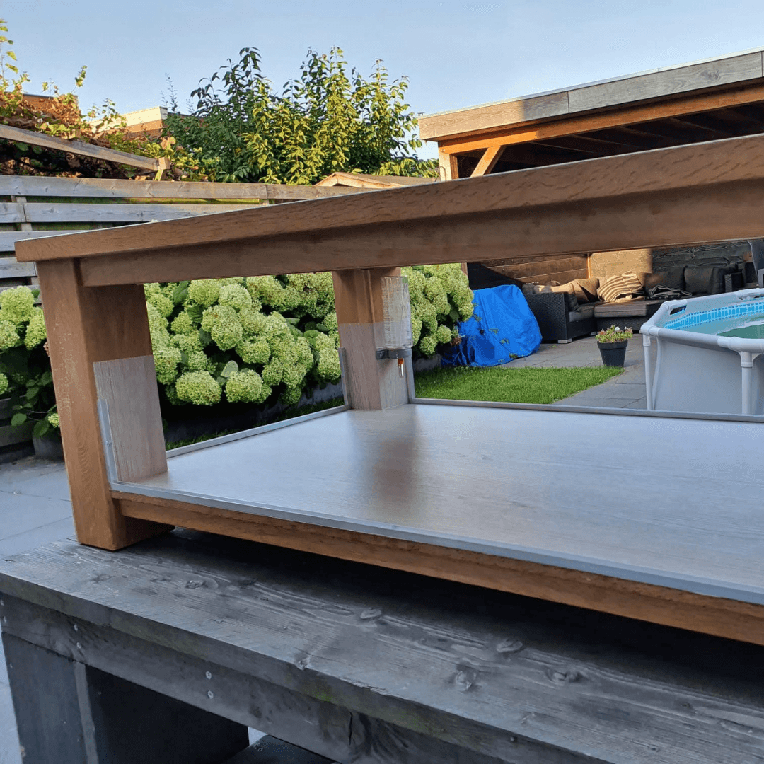 Caviakooi van plexiglas en salontafel