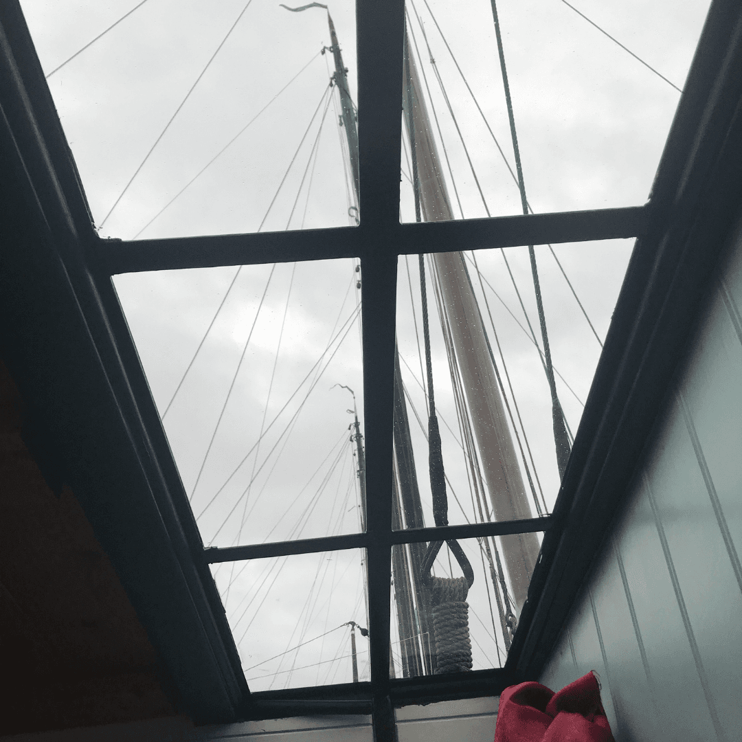 Dakraam op de boot