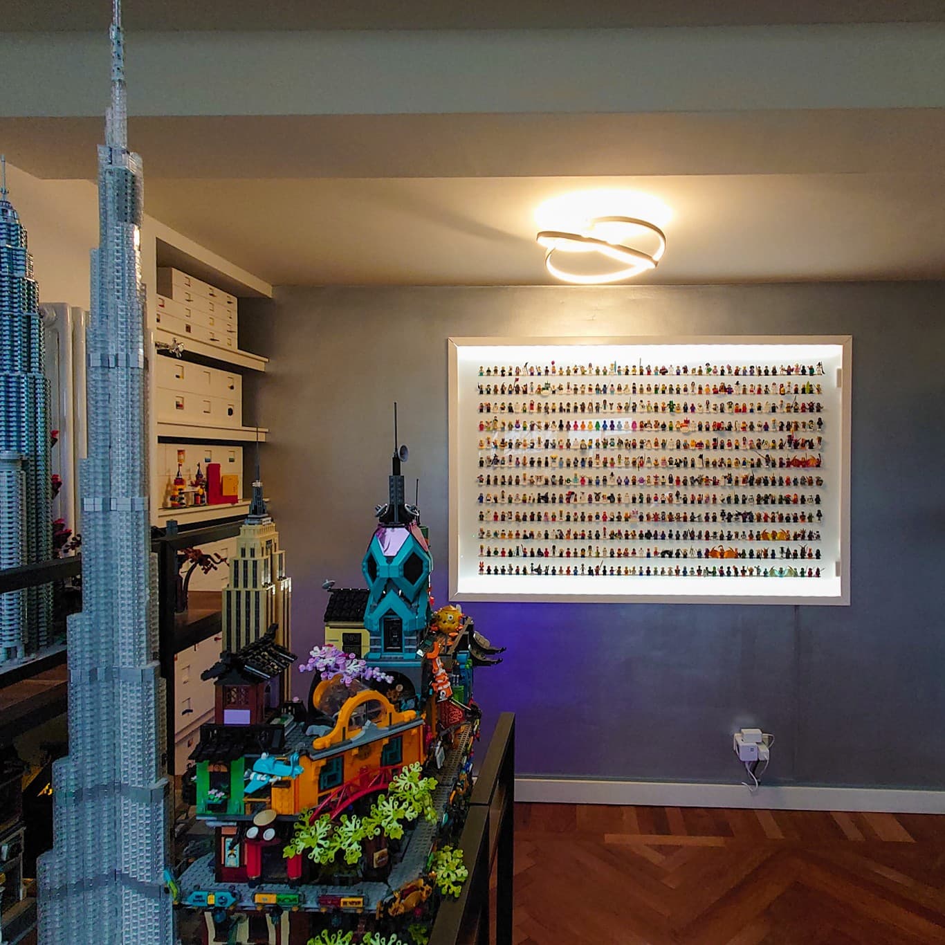 Deelnemer LEGO Masters maakte minifig wall met kunststof 1.1