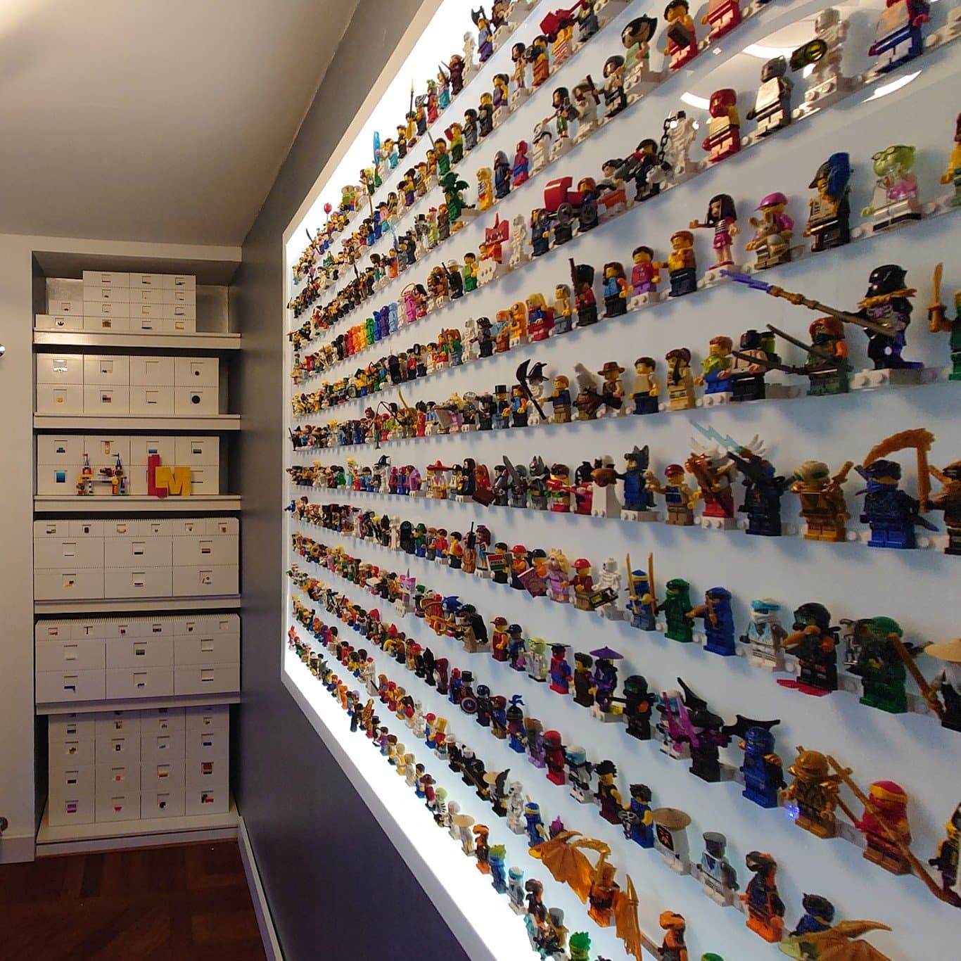 Deelnemer LEGO Masters maakte minifig wall met kunststof 1.2
