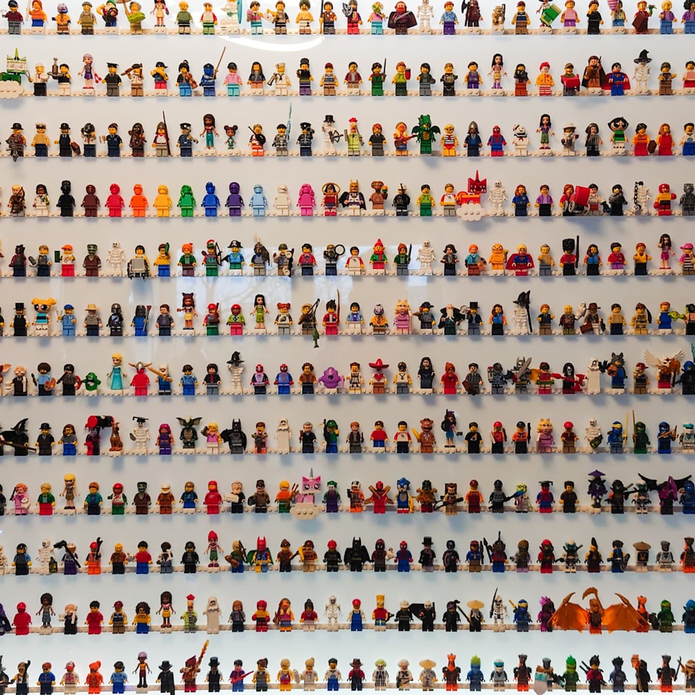 Deelnemer LEGO Masters maakte minifig wall met kunststof 1.3
