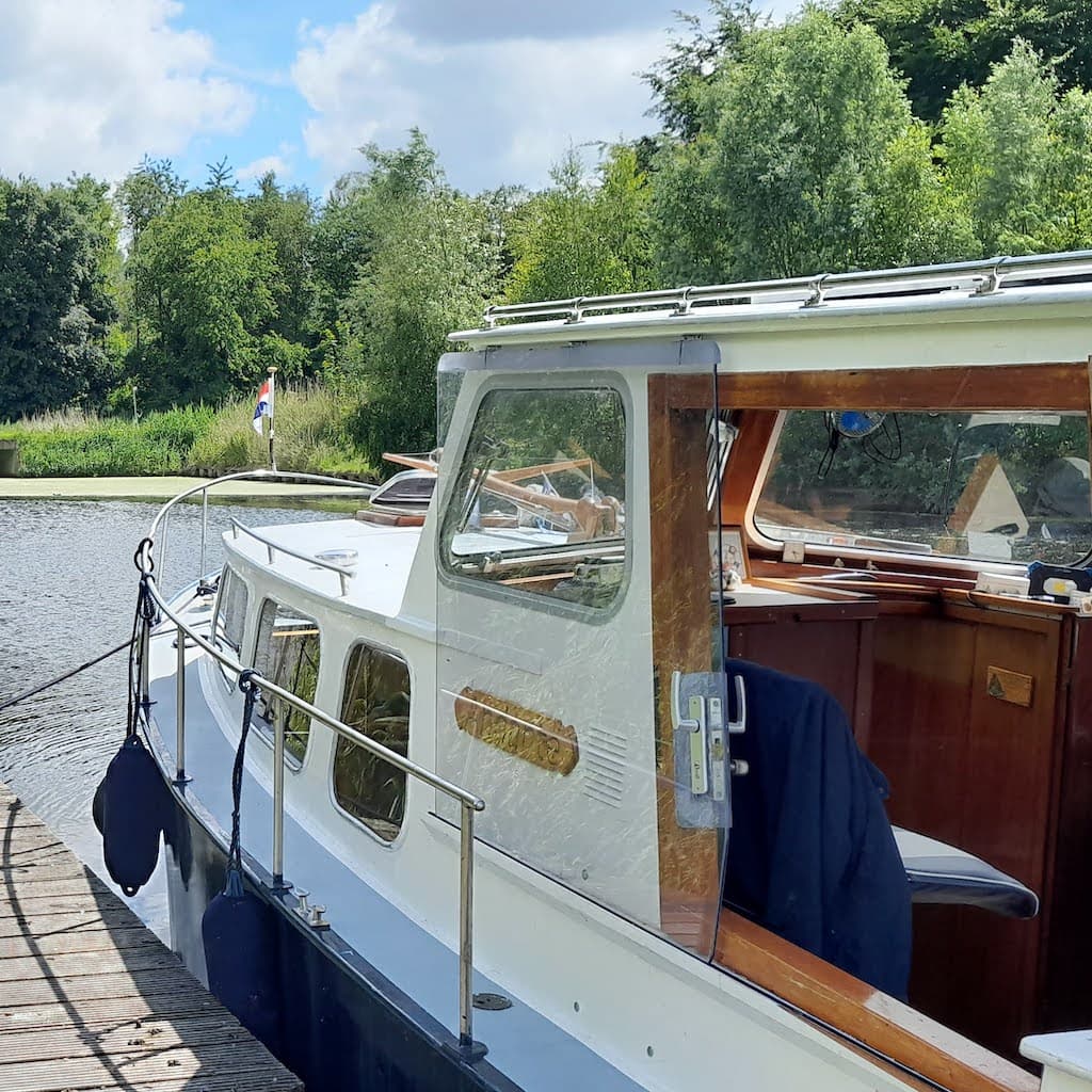 Deuren van polycarbonaat voor de boot