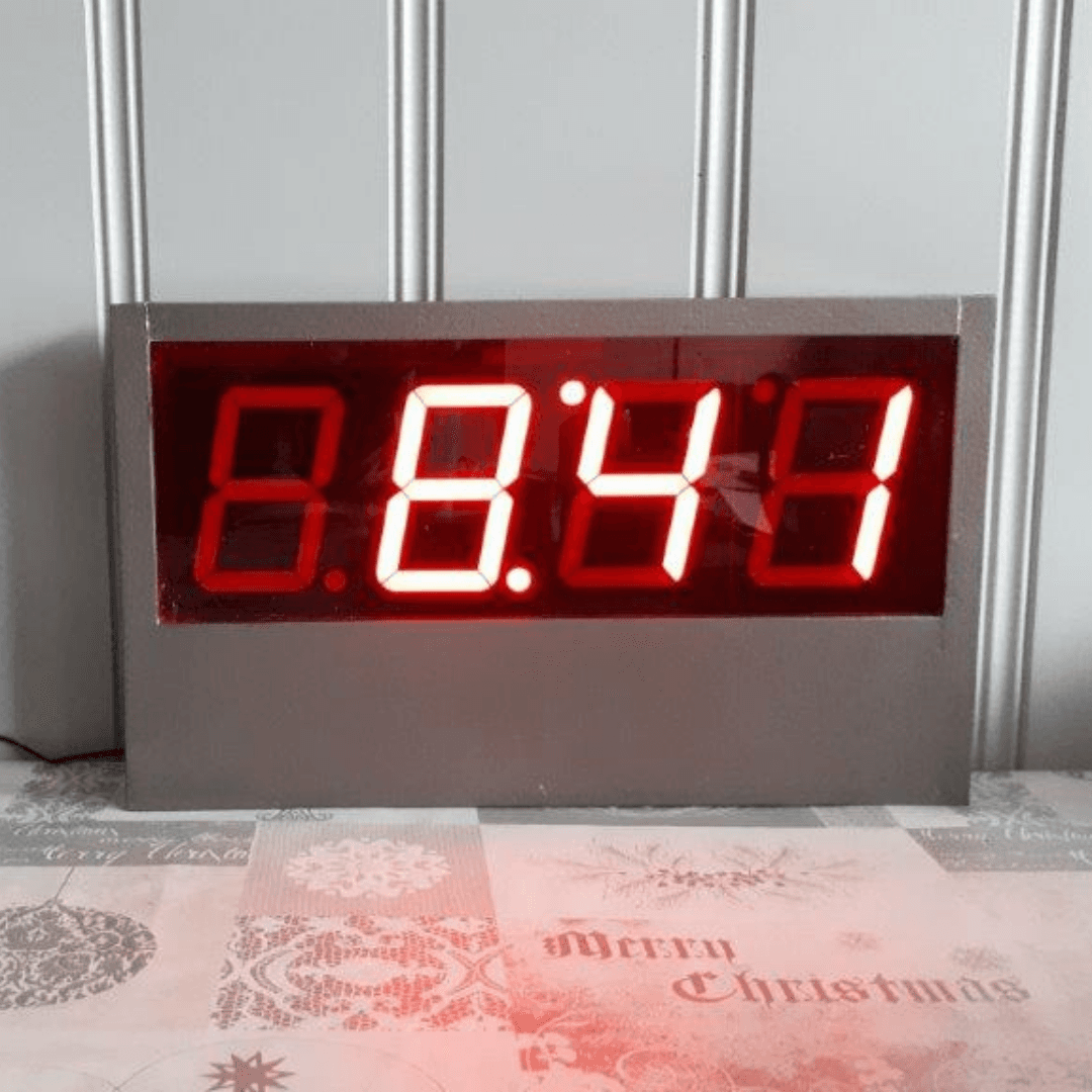 Digitale wandklok met metaallook