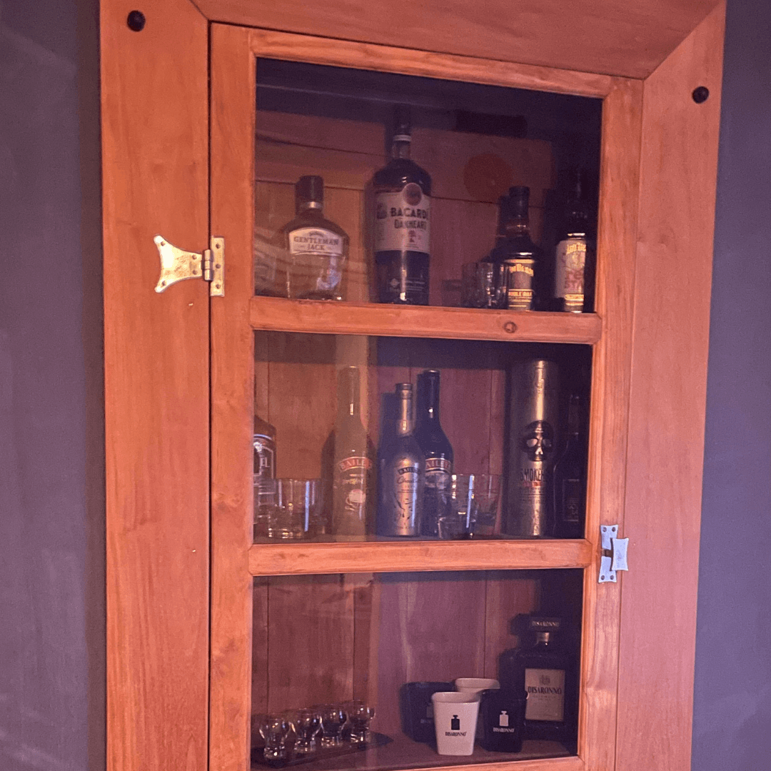 Drankkast met grijs getinte plexiglas deur