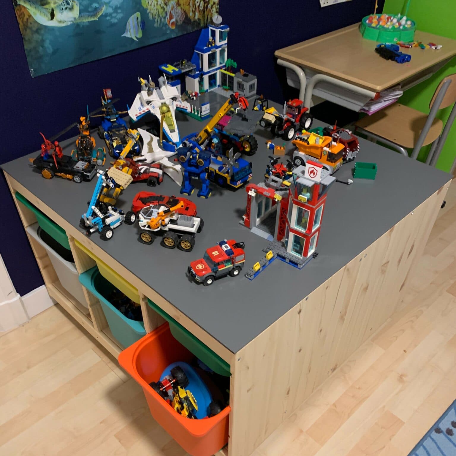 Guus maakte een gave kast voor de LEGO van zijn kinderen met een IKEA TROFAST kastje, en een HPL-taf