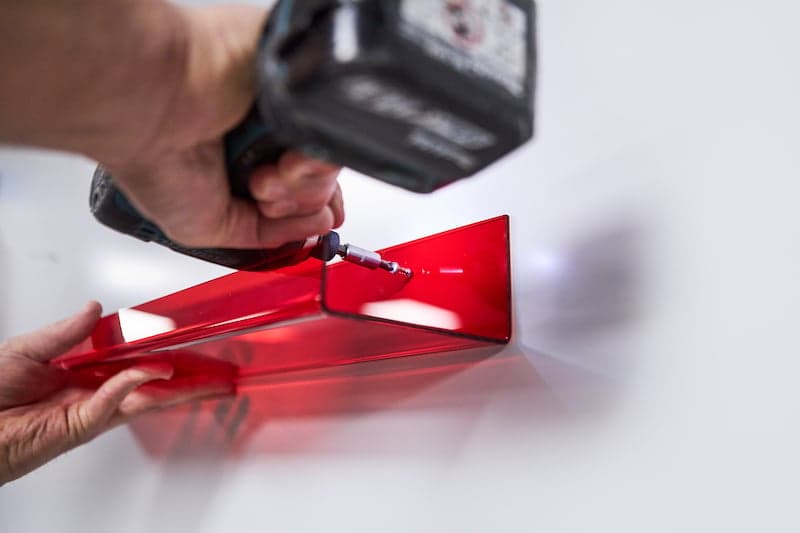 Fotoplank maken van plexiglas rood bevestigen met schroeven