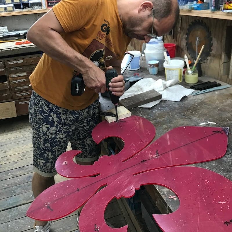 Franse lelie van rood getint plexiglas