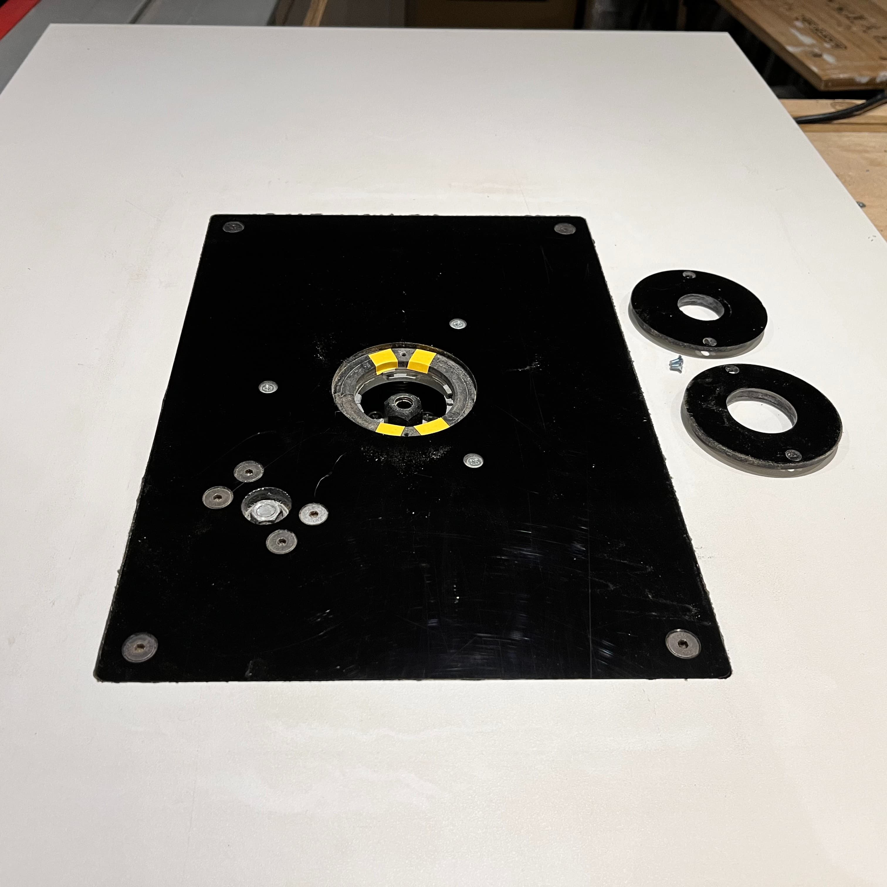 Freestafel met insert plaat van plexiglas 1.1