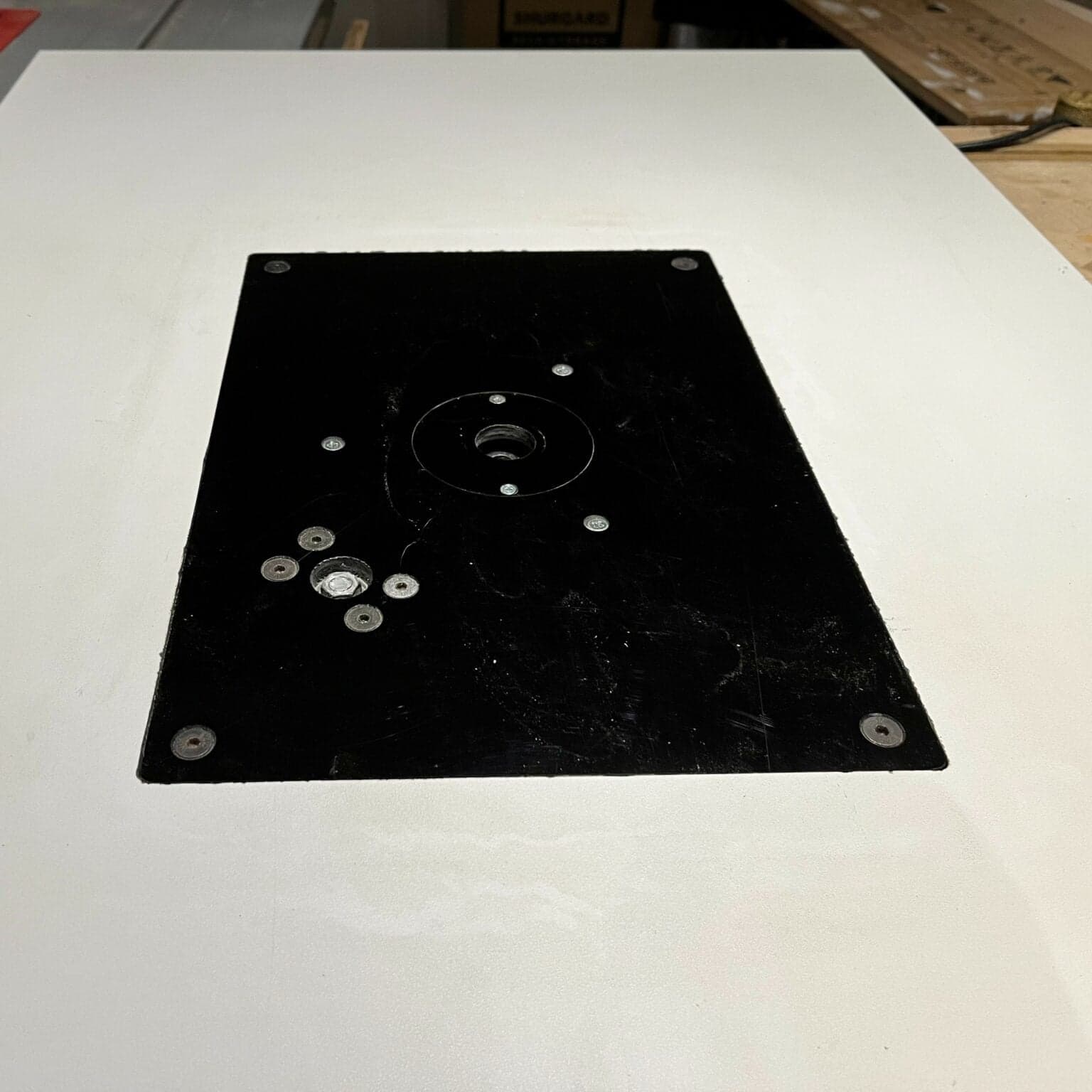 Freestafel-met-insert-plaat-van-plexiglas-1.3-1536x1536