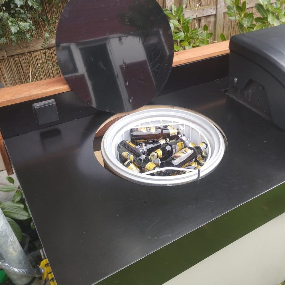 Gerestylde buitenkeuken met zwart Alupanel 2