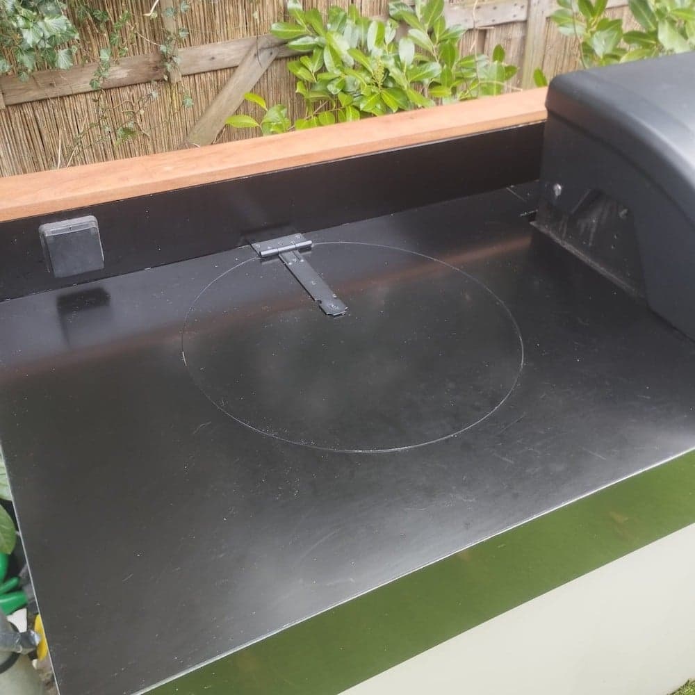 Gerestylde buitenkeuken met zwart Alupanel3