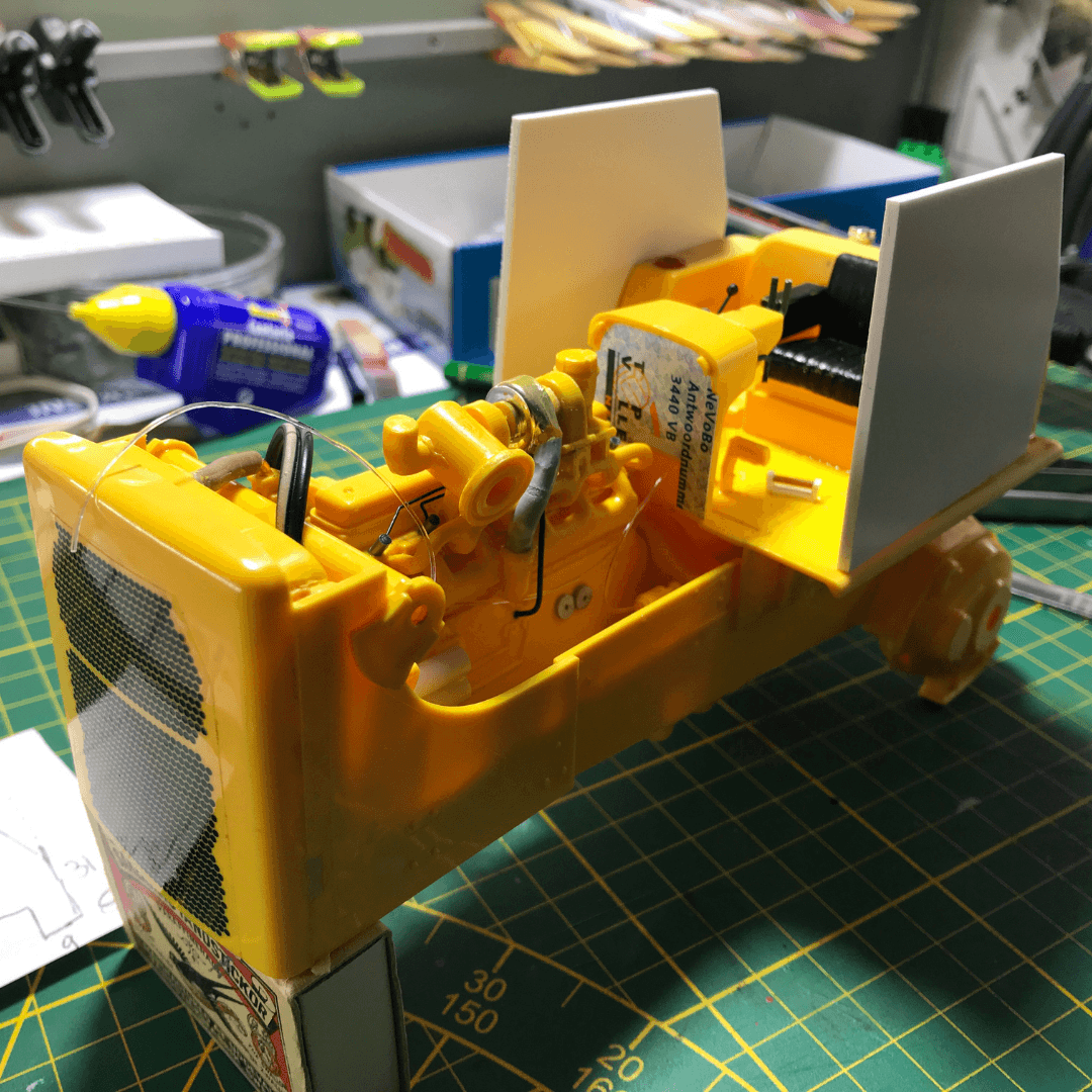 Geschuimd PVC cabine voor model bulldozer