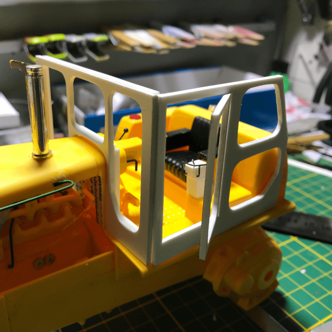 Geschuimd PVC cabine voor model bulldozer