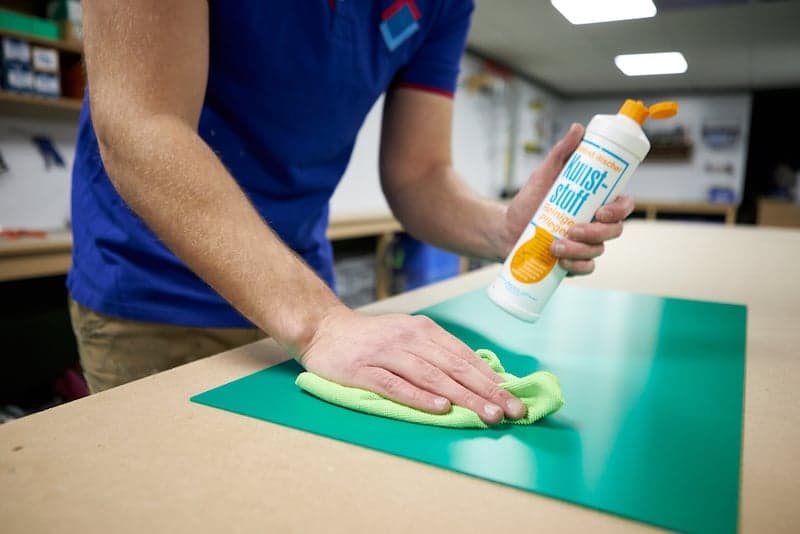 Geschuimd PVC schoonmaken met burnus