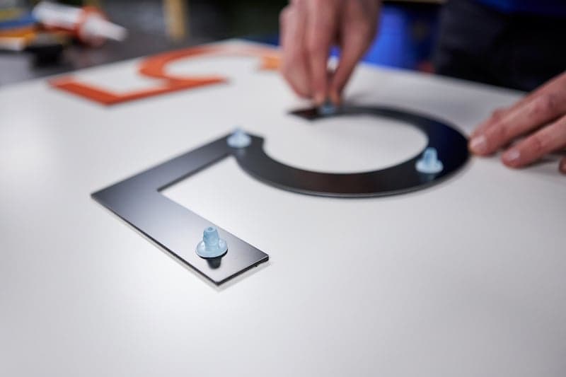 Huisnummer maken afstandhouders bevestigen