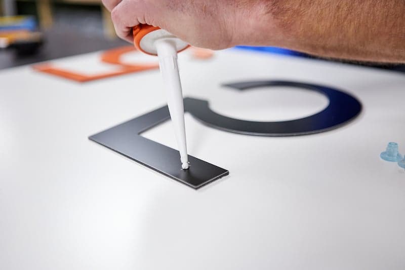 Huisnummers maken afstandhouders bevestigen met kit