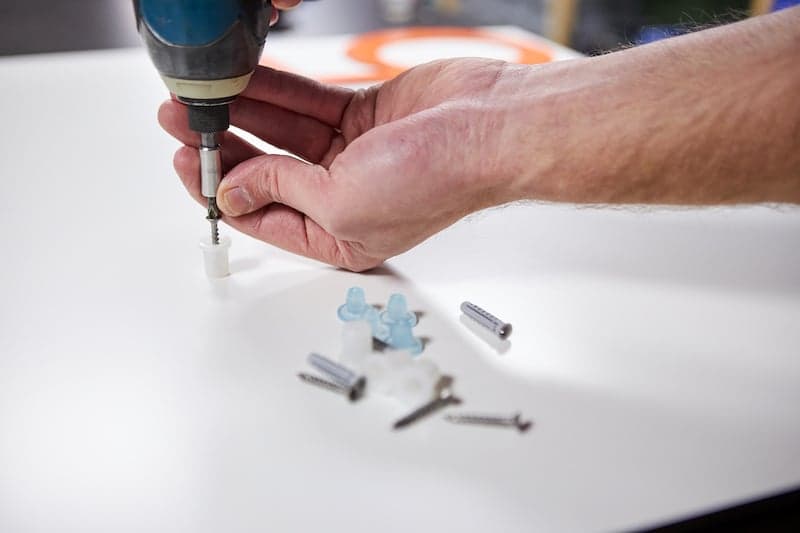 Huisnummers maken afstandhouders met schroef bevestigen