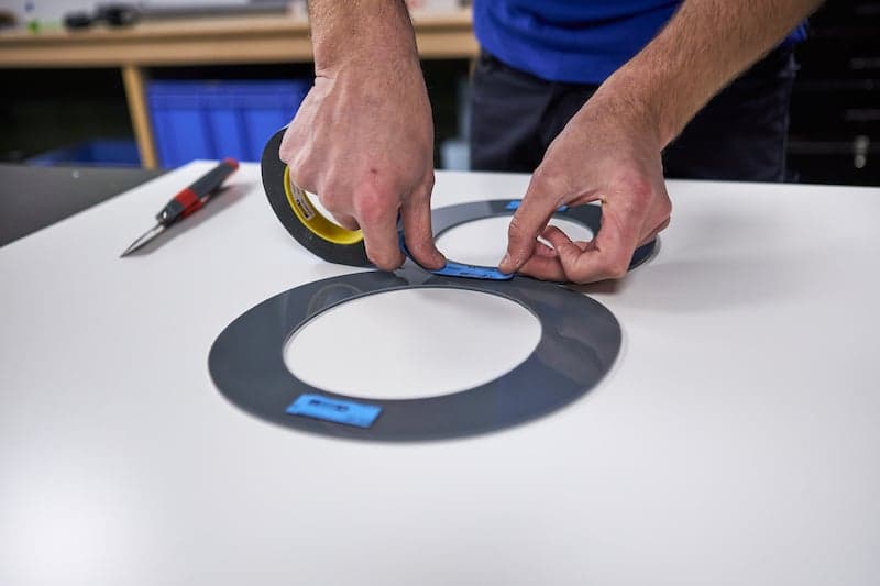 Huisnummers maken monteren met kit en dubbelzijdig tape