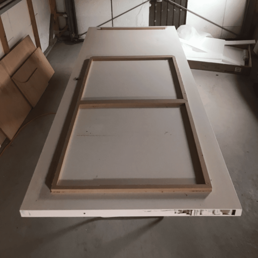 Industriële deur met plexiglas panelen frame