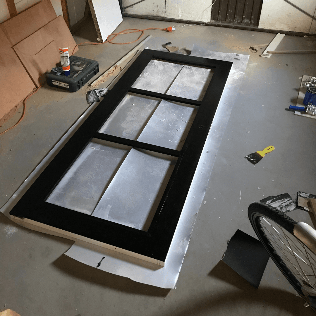 Industriële deur met plexiglas panelen zwart geverfd
