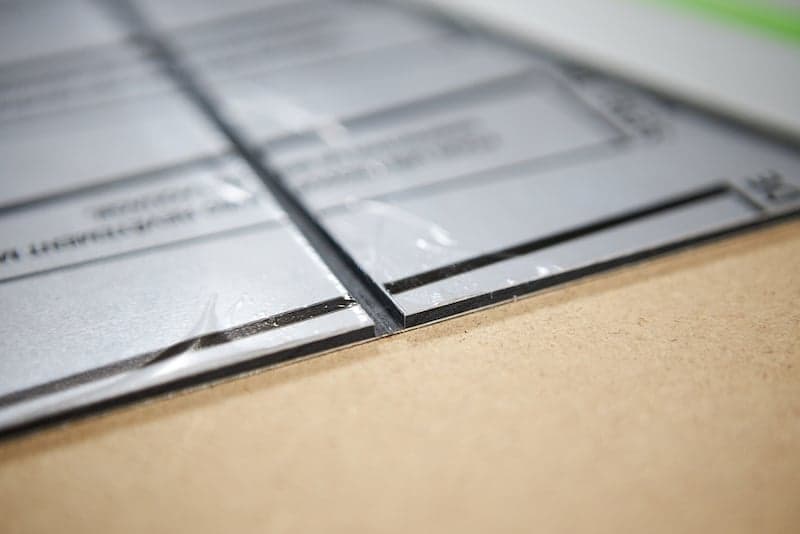 Ingezaagde sleuf alupanel plaat