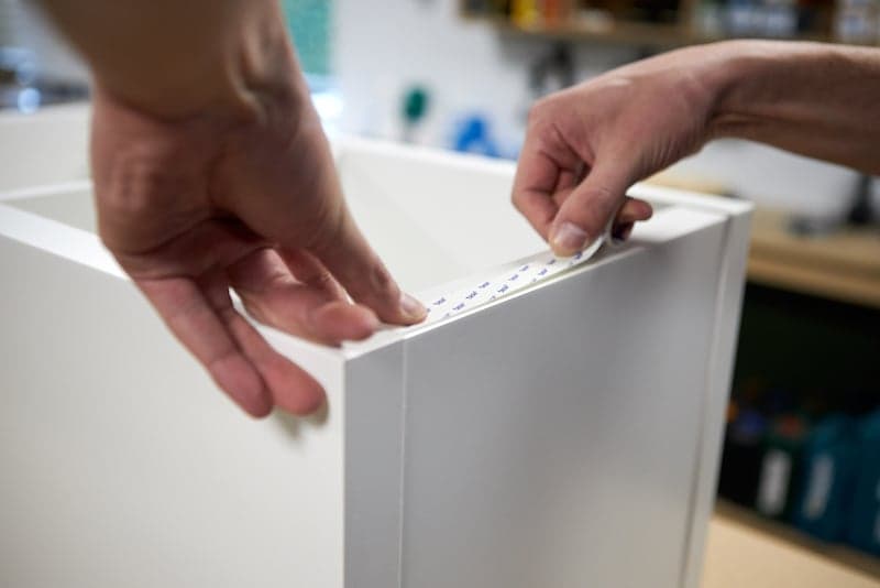 Kallax kast sokkel maken ikea hack dubbelzijdig tape aanbrengen