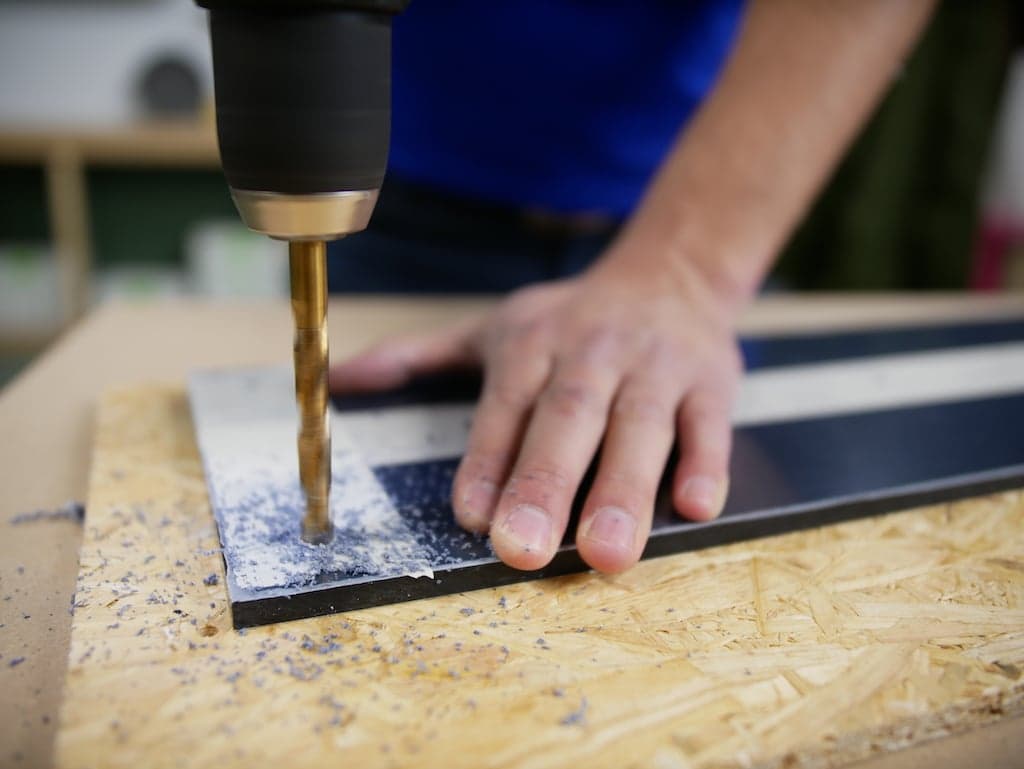 Kapstok maken plexiglas zwart hoek boren