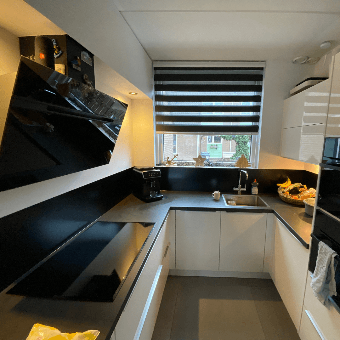Keuken achterwand van zwart geborsteld alupanel