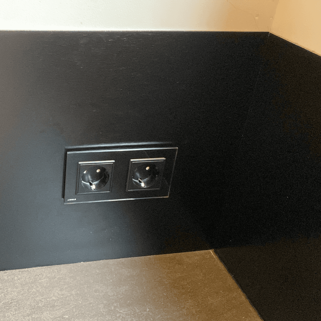 Keuken achterwand van zwart geborsteld alupanel