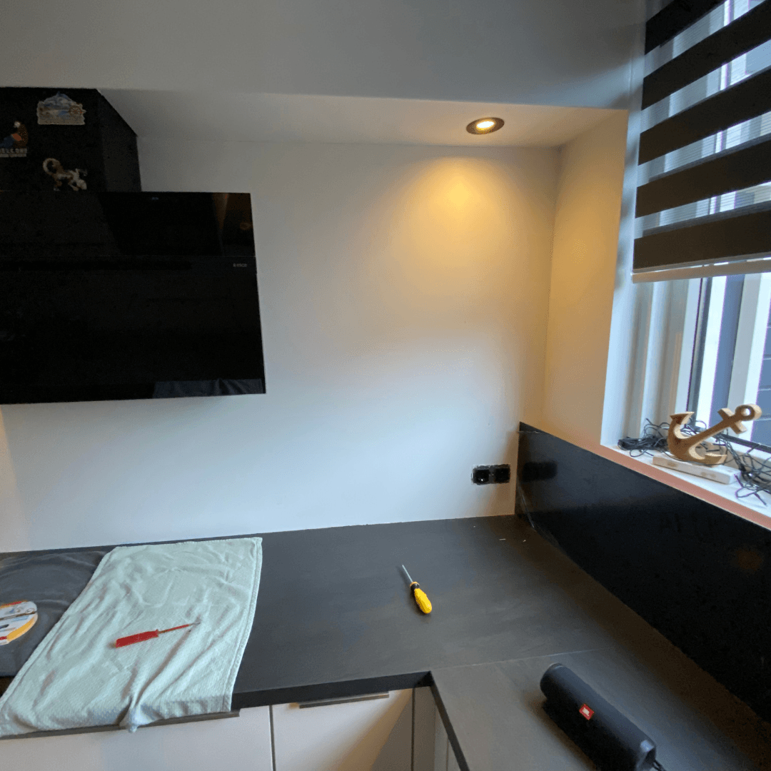 Keuken achterwand van zwart geborsteld alupanel