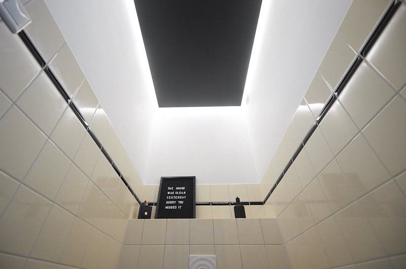 Kunststof plafond badkamer maken